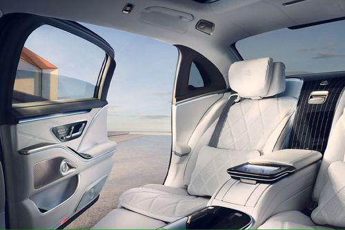 Comfort doors in the rear open at the touch of a button.