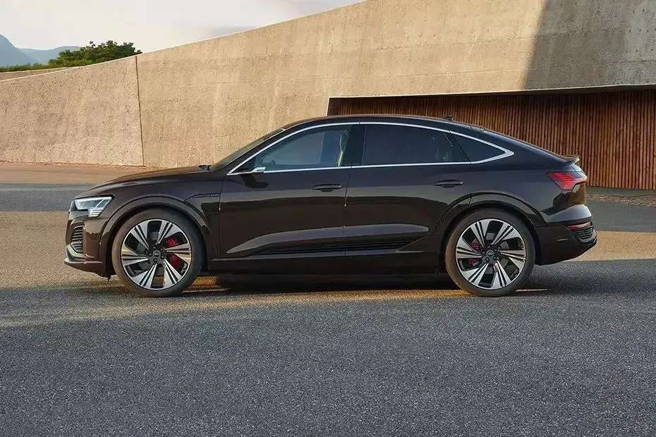Audi q8 e-tron Sportback Left Side View Audi q8 e-tron Sportback Left Side View