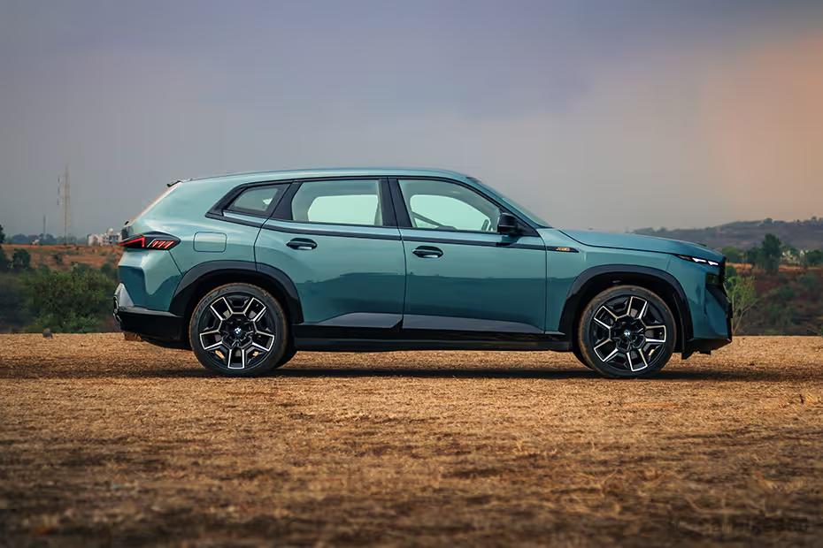 BMW XM Side View (Right) BMW XM Side View (Right)