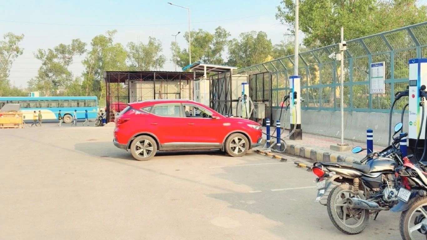 Delhi Gets Largest Fast EV Charging Station With 10 High-Voltage Units