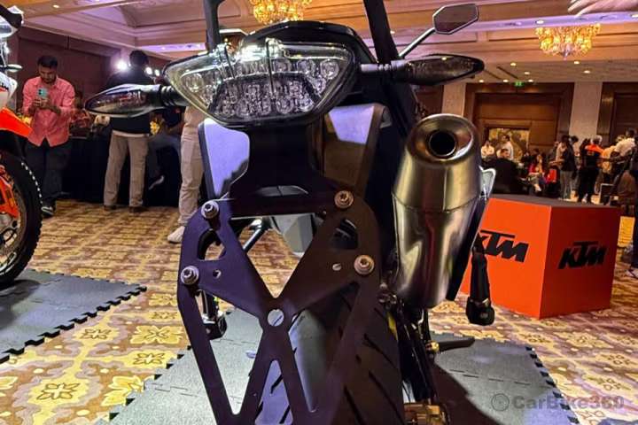 KTM 890 Duke R images KTM 890 Duke R images
