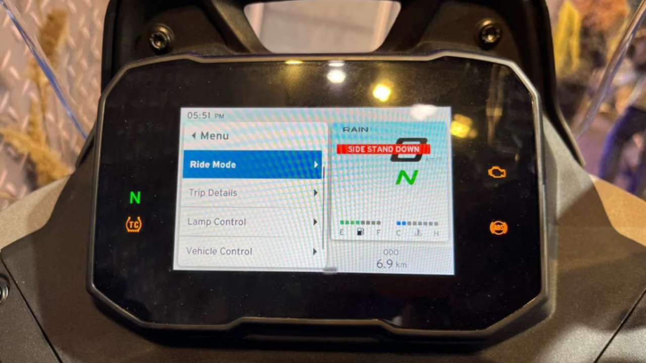 TVS Apache RTX 300 Display TVS Apache RTX 300 Display
