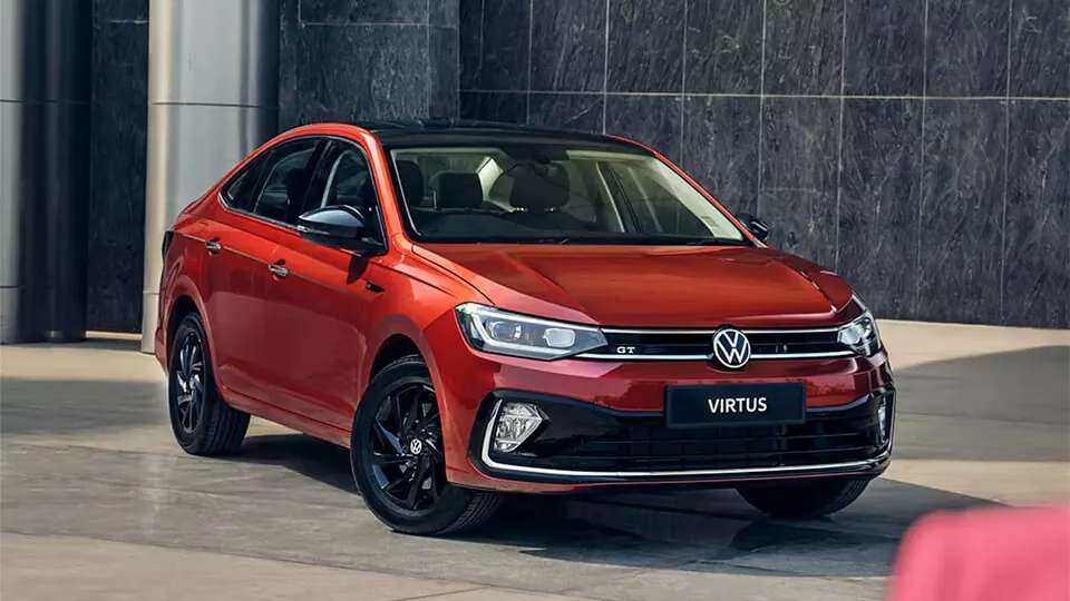 Impressive grille with integrated LED headlamps with DRLs and chrome front wing with glossy black accents Impressive grille with integrated LED headlamps with DRLs and chrome front wing with glossy black accents