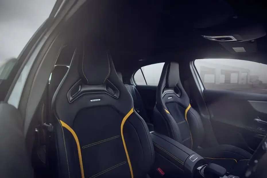 मर्सिडीज-बेंज AMG A45 S ड्राइवर सीट का डोर व्यू मर्सिडीज-बेंज AMG A45 S ड्राइवर सीट का डोर व्यू