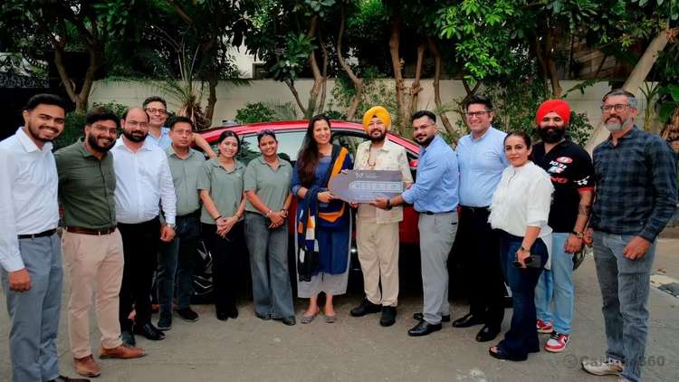 Daler Mehndi brings home the all-new Mahindra XEV 9e electric SUV Daler Mehndi brings home the all-new Mahindra XEV 9e electric SUV