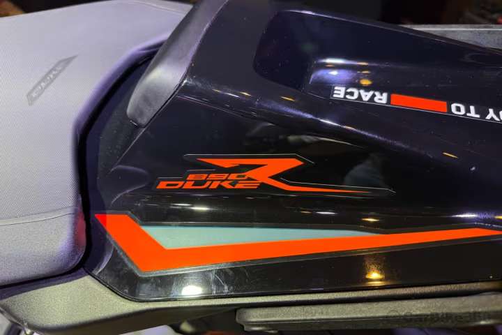 KTM 890 Duke R images KTM 890 Duke R images