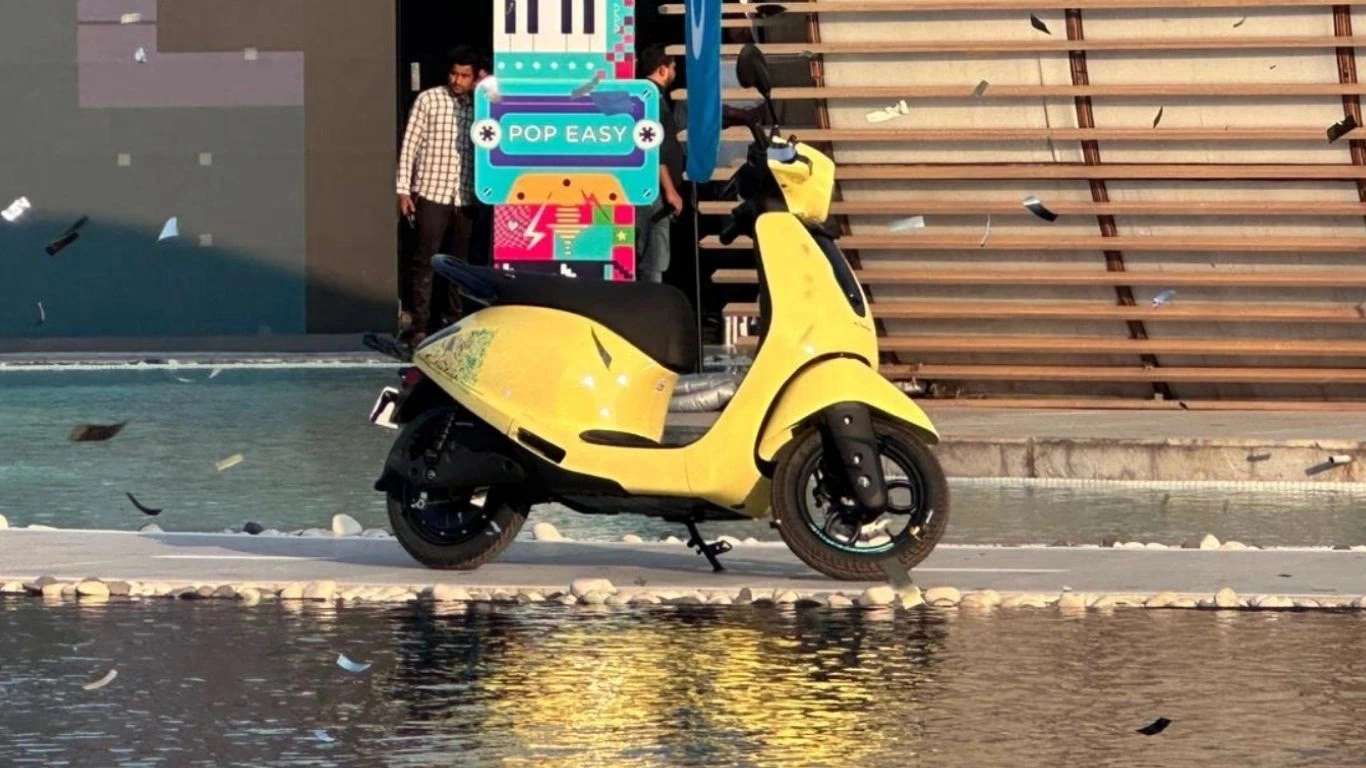 Bajaj Chetak C25 Right View