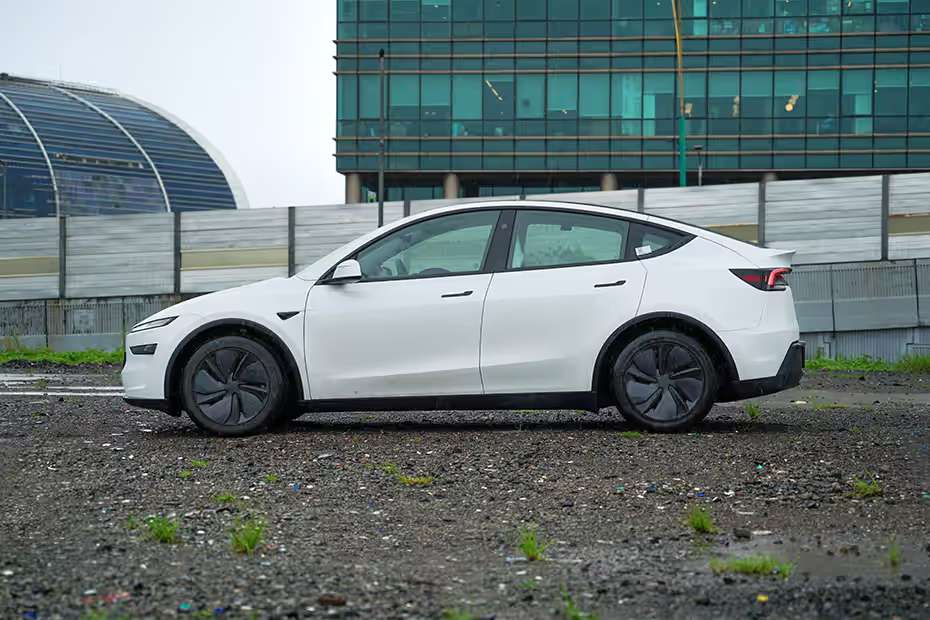 Tesla Model Y Side Profile View (Left) Tesla Model Y Side Profile View (Left)