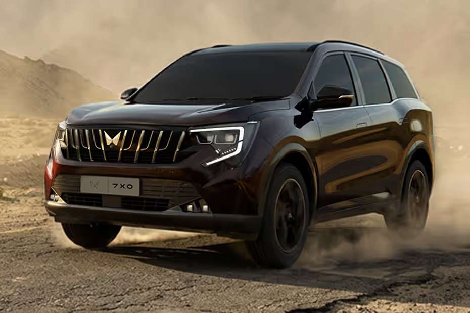 Mahindra XUV 7XO Driving: Front Left Quarter View Mahindra XUV 7XO Driving: Front Left Quarter View