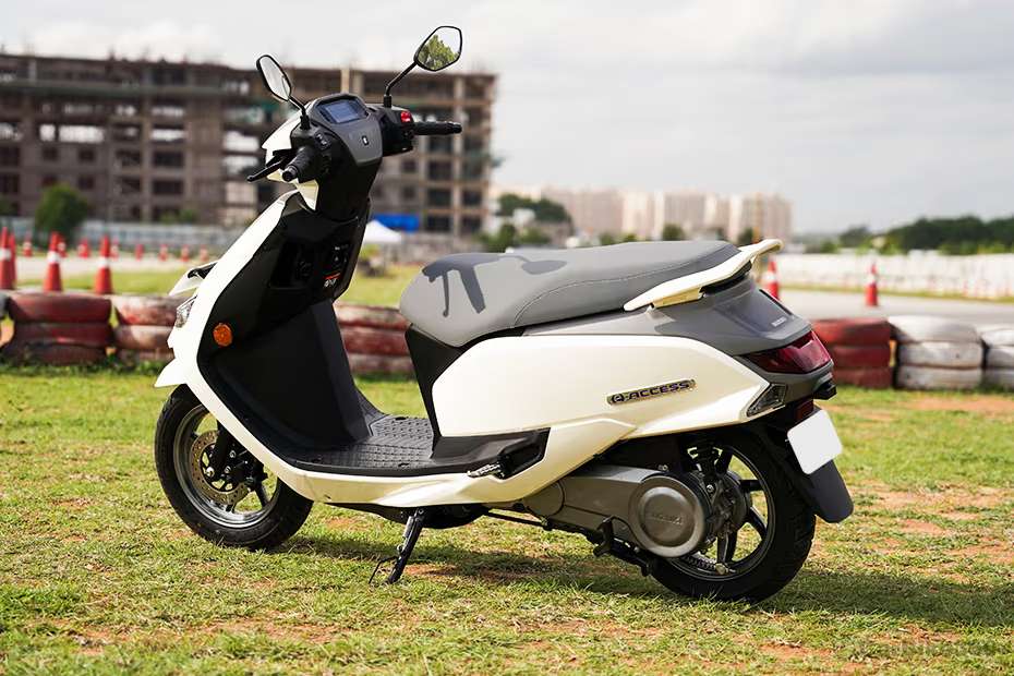 Suzuki e Access Rear Left Three Quarter View Suzuki e Access Rear Left Three Quarter View