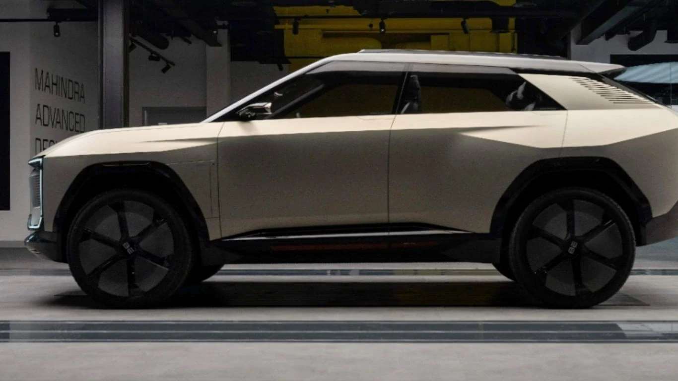 Mahindra B07 side view
