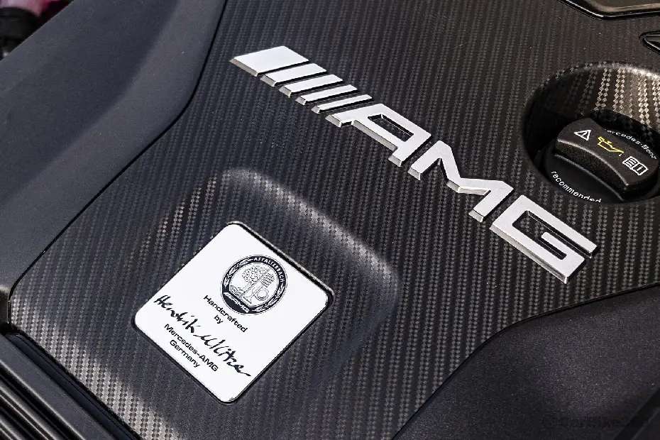 मर्सिडीज-बेंज Amg A45 S इंजन शॉट मर्सिडीज-बेंज Amg A45 S इंजन शॉट