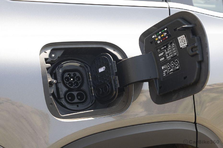 Mercedes-Benz EQB Open Fuel Lid Mercedes-Benz EQB Open Fuel Lid