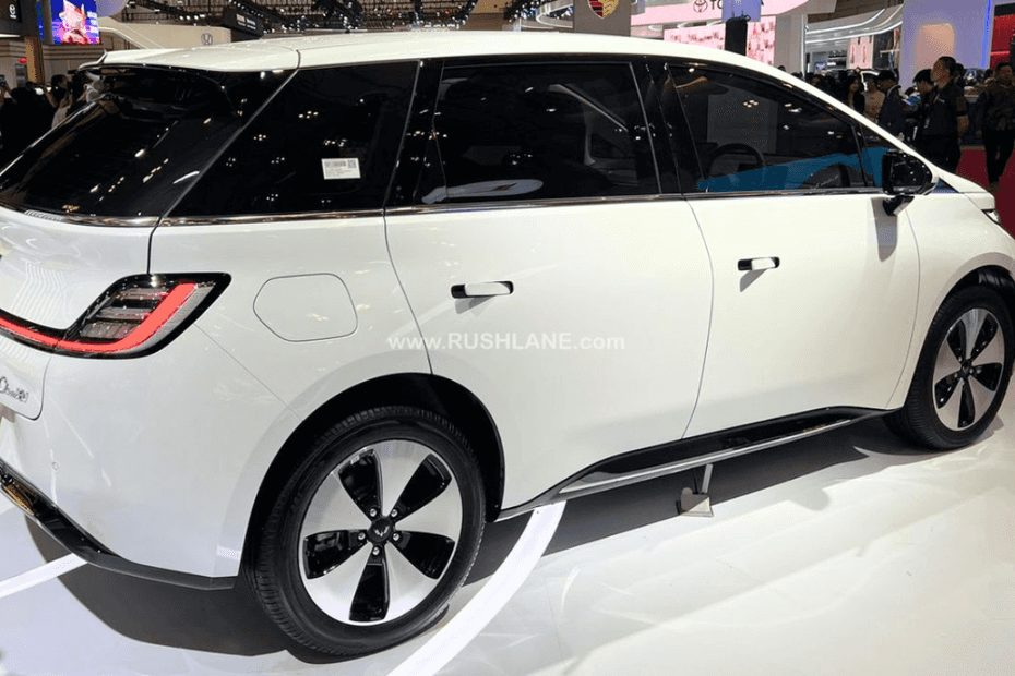 Side view of MG Cloud CUV