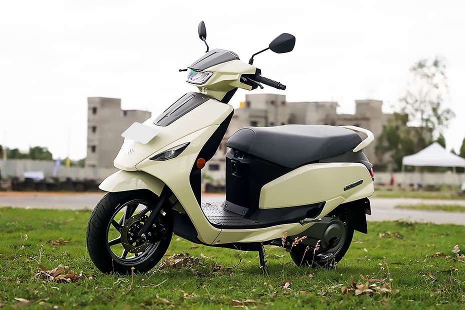 Suzuki e Access Front Left Quarter View Suzuki e Access Front Left Quarter View