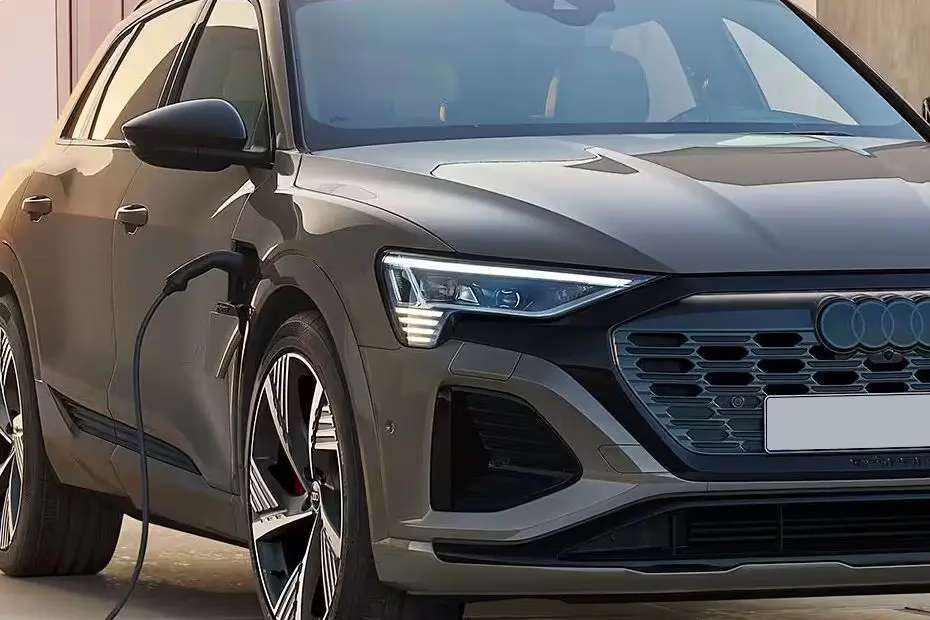 Audi Q8 e-tron Front Side View Audi Q8 e-tron Front Side View