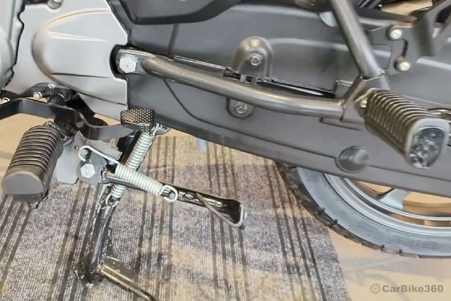 Footpegs provide firm grip and stable riding posture Footpegs provide firm grip and stable riding posture