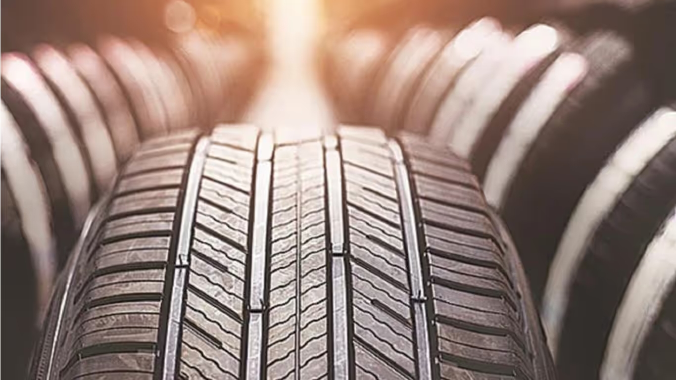 टायरों पर GST में 18% की कटौती: ड्राइवर, फ्लीट और सुरक्षा के लिए इसका क्या मतलब है टायरों पर GST में 18% की कटौती: ड्राइवर, फ्लीट और सुरक्षा के लिए इसका क्या मतलब है
