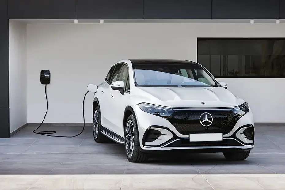 Mercedes Benz EQS SUV Right Side Front View Mercedes Benz EQS SUV Right Side Front View