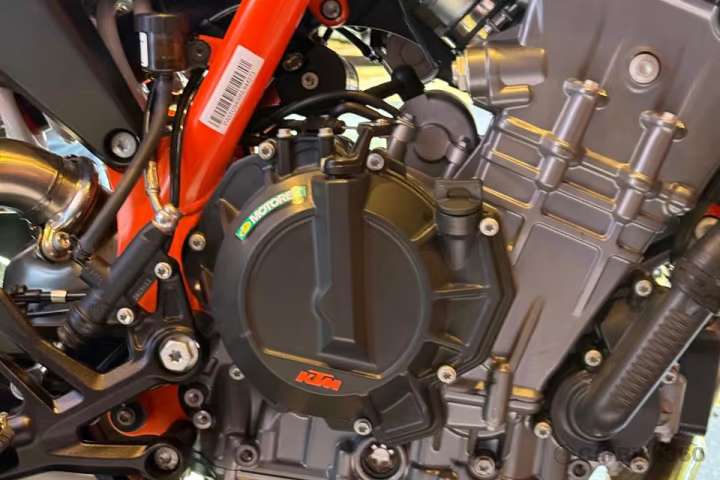 KTM 890 Duke R images KTM 890 Duke R images