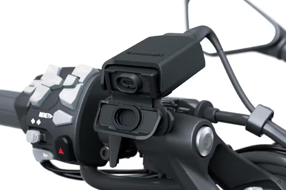 Handlebar-Mounted USB-C Outlet Handlebar-Mounted USB-C Outlet