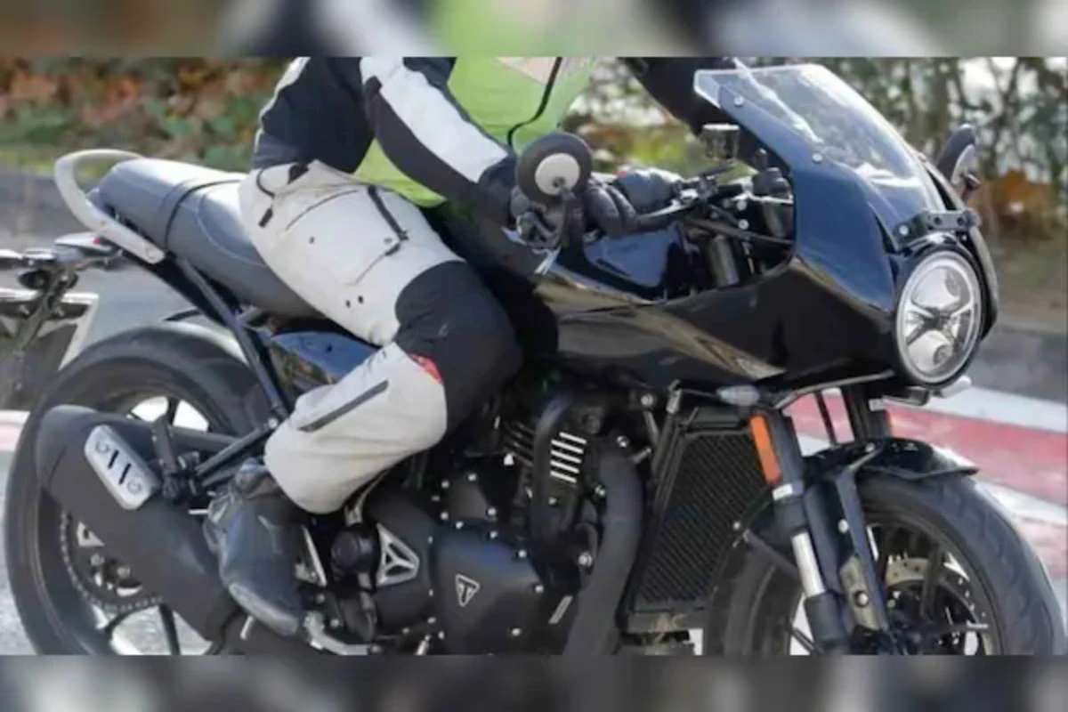 Triumph Thruxton 400 spied