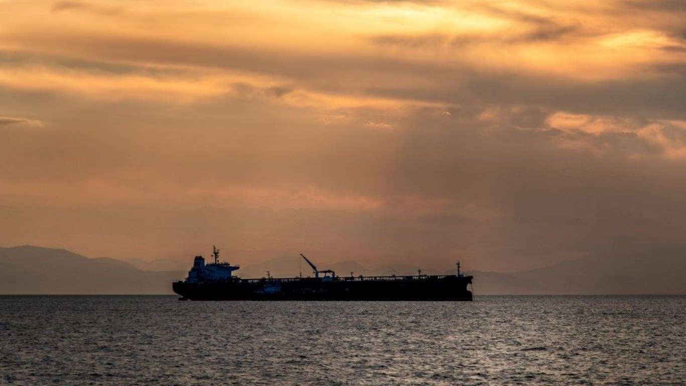Oil Tanker Reaches South Korea via Blocked Strait