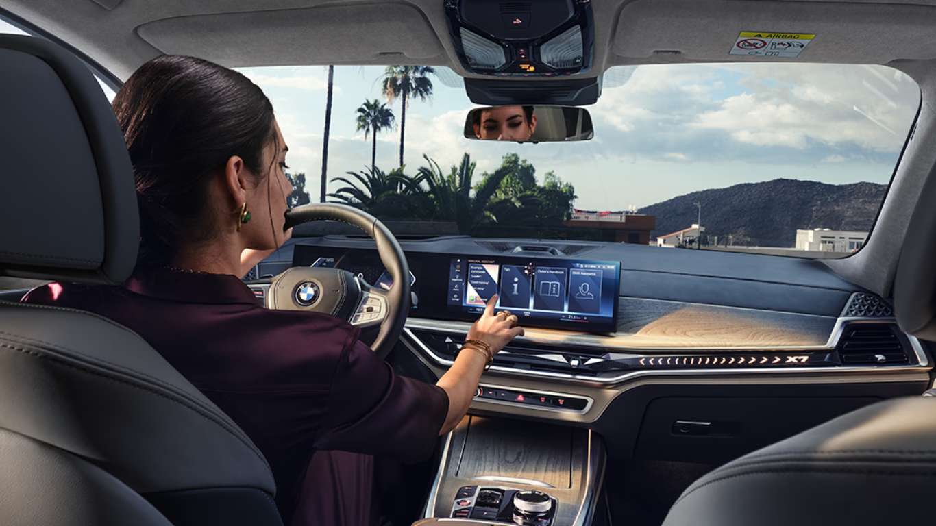 With BMW Gesture Control, certain functions can be operated by means of defined hand movements With BMW Gesture Control, certain functions can be operated by means of defined hand movements