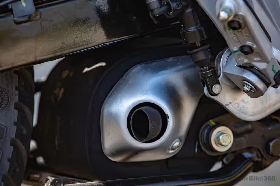 Black exhaust with chrome tip, tuned for sporty exhaust note Black exhaust with chrome tip, tuned for sporty exhaust note